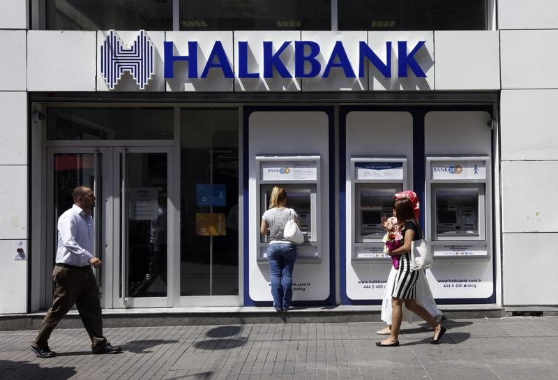 © Reuters. A customer uses an automated teller machine at a branch of Halkbank in Istanbul