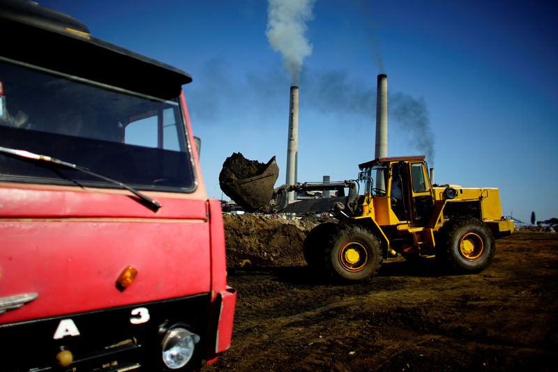 © Reuters. A tractor shifts land to make way for a biomass power plant adjacent to Ciro Redondo sugar mill in Ciro Redondo