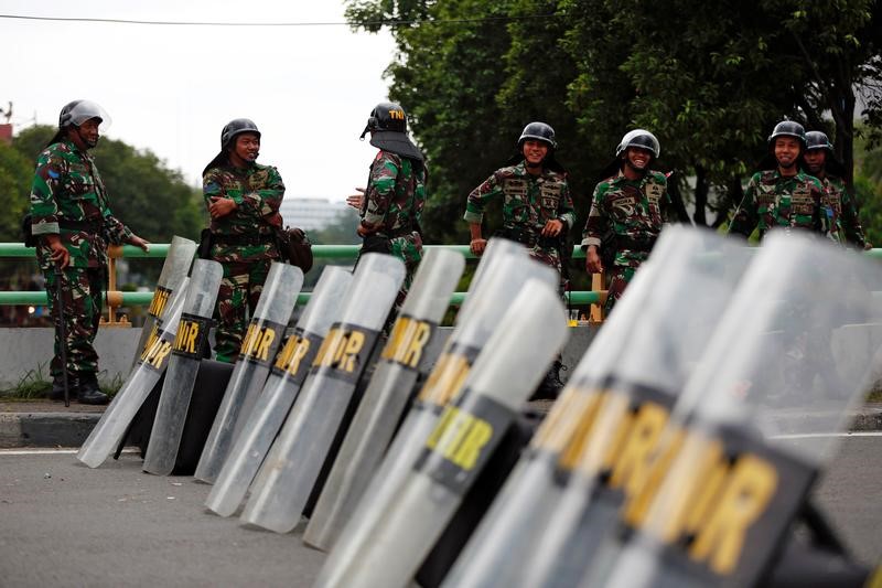© Reuters. تلفزيون: شرطة إندونيسيا تعتقل خمسة قبل احتجاجات على حاكم جاكرتا