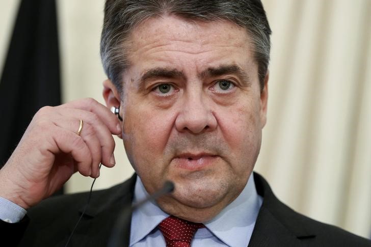 © Reuters. German Foreign Minister Gabriel speaks during a news conference with his Greek counterpart Kotzias following their meeting at the ministry in Athens