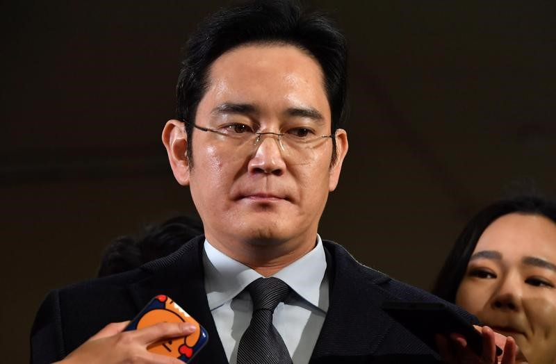 © Reuters. Lee Jae-yong vice chairman of Samsung Electronics, arrives to be questioned as a suspect in a corruption scandal that led to the impeachment of President Park Geun-Hye, at the office of the independent counsel in Seoul