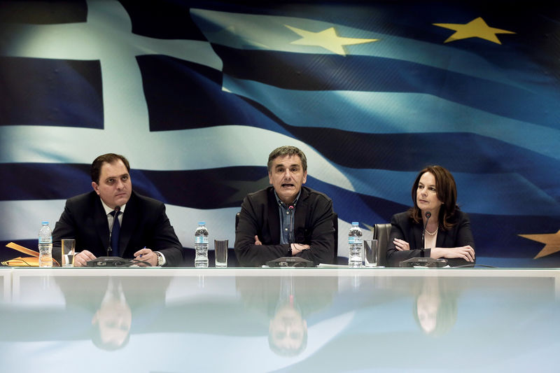 © Reuters. Greek Finance Minister Tsakalotos speaks during a news conference at the Ministry of Finance in Athens