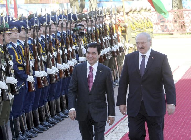 © Reuters. Президенты Туркмении и Белоруссии Курбанкули Бердымухамедов и Александр Лукашенко проходят мимо почетного караула в Минске