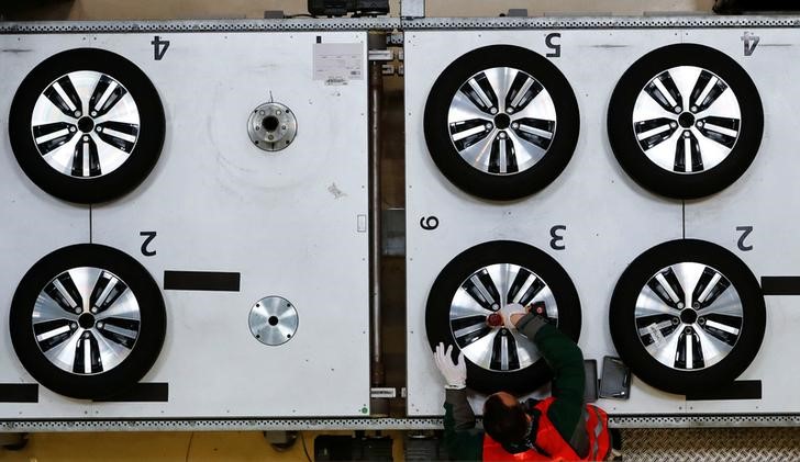 © Reuters. Staff work on the Jaguar XJ production line at their Castle Bromwich Assembly Plant in Birmingham