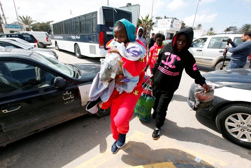 © Reuters. مقابلة-منظمة تتوقع إعادة نحو 10 آلاف مهاجر من ليبيا إلى ديارهم هذا العام