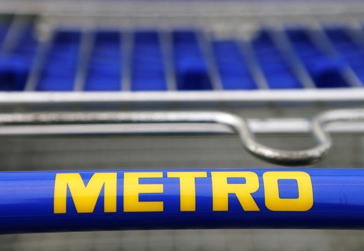 © Reuters. The logo of German retailer Metro is pictured on a shopping cart at a market in Langenzersdorf
