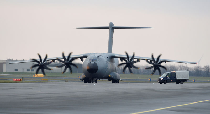 © Reuters. FILE PHOTO: A German airforce Airbus A400M military refuelling aircraft taxis along the runway at German army Bundeswehr airbase in Jagel