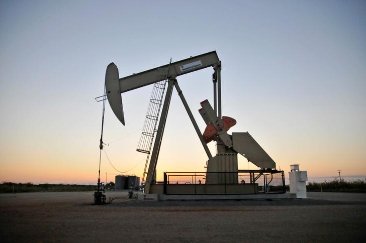 © Reuters. استطلاع-أسعار النفط ستواجه صعوبات مع نمو الإنتاج الأمريكي