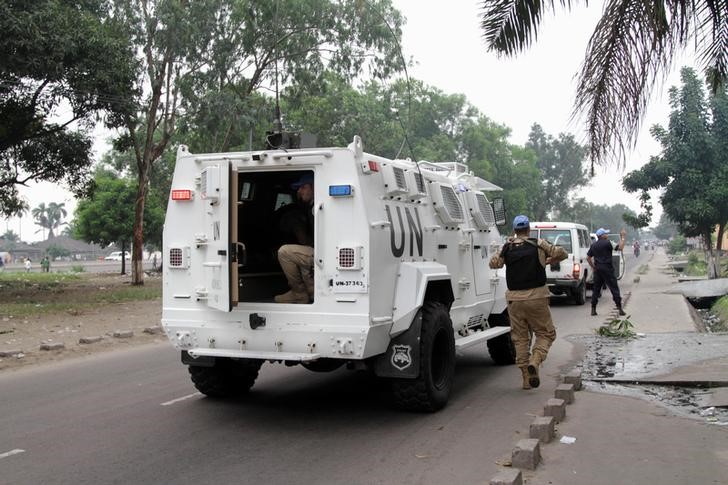 © Reuters. U.N. Peacekeepers patrol the streets during violent protests to press President Joseph Kabila to step down, in the Democratic Republic of Congo's capital Kinshasa