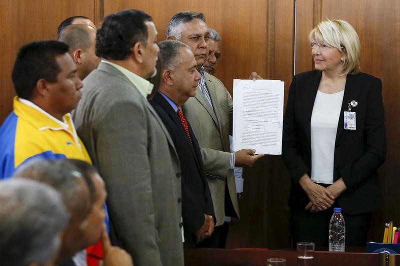 © Reuters. Procuradora-chefe da Venezuela, Luisa Ortega,  recebendo documento de grupo de parlamentares do Partido Socialista Unido da Venezuela, em Caracas