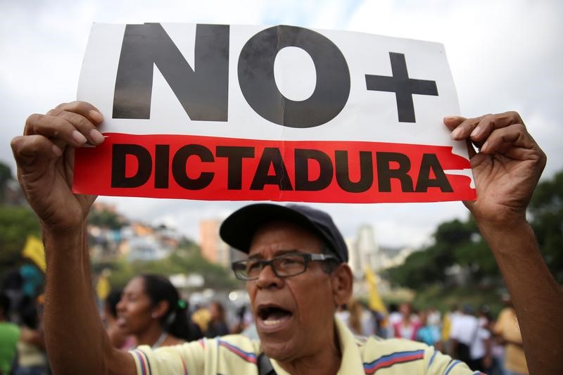 © Reuters. Manifestante opositor durante protesto contra o governo da Venezuela em Caracas