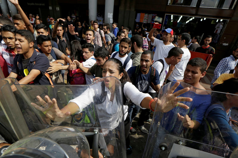 © Reuters. Manifestantes de oposição entram em confronto com a polícia em Caracas