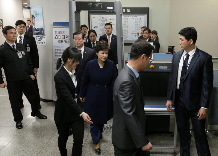 © Reuters. Ex-presidente sul-coreana Park Geun-hye (centro) deixando tribunal após audiência