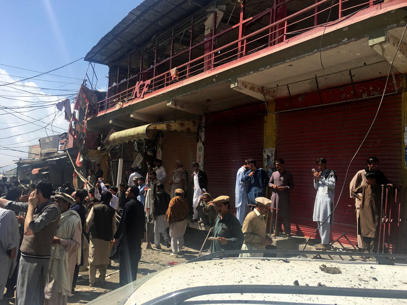 © Reuters. Moradores reunidos perto de local de explosão em Parachinar, no Paquistão