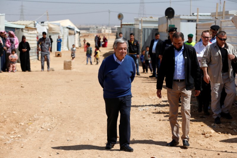 © Reuters. Secretário-geral da ONU António Guterres visita campo de refugiados de Al Zaatari na cidade jordaniana de Mafraq