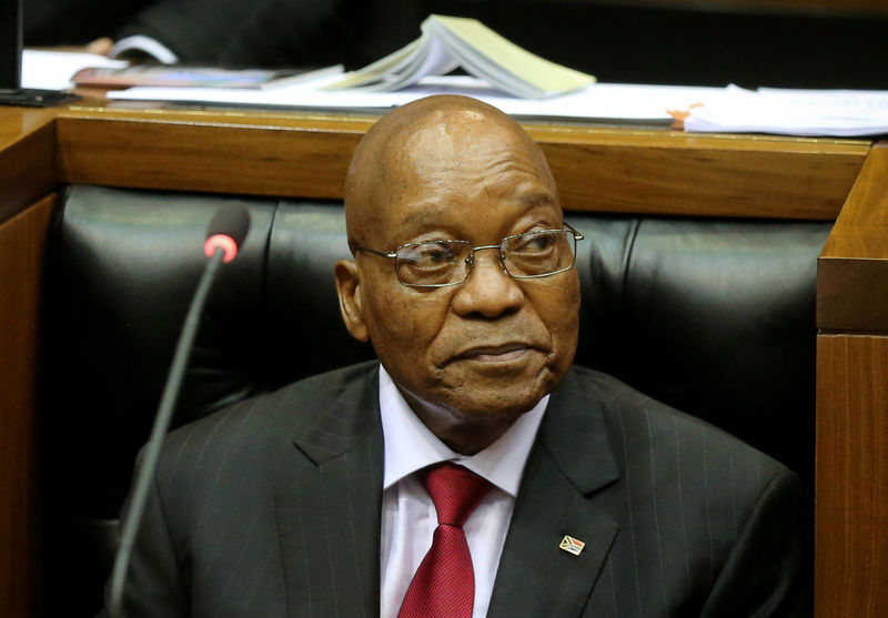 © Reuters. FILE PHOTO: President Jacob Zuma waits to deliver his State of the Nation Address to Parliament in Cape Town