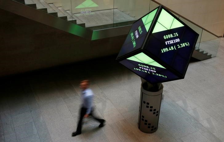 © Reuters. FILE PHOTO:  A man walks through the lobby of the London Stock Exchange in London