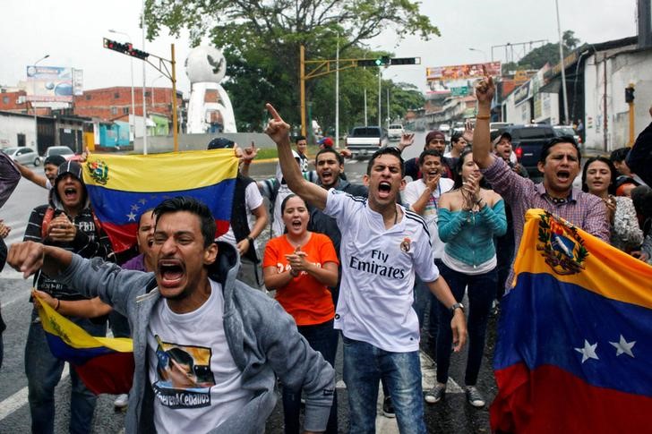 © Reuters. Os partidários da oposição gritam slogans durante um protesto contra o governo do presidente venezuelano, Nicolas Maduro, em San Cristobal