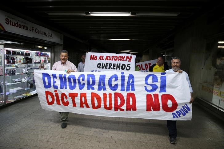 © Reuters. Manifestantes protestam perto de universidade, em Caracas