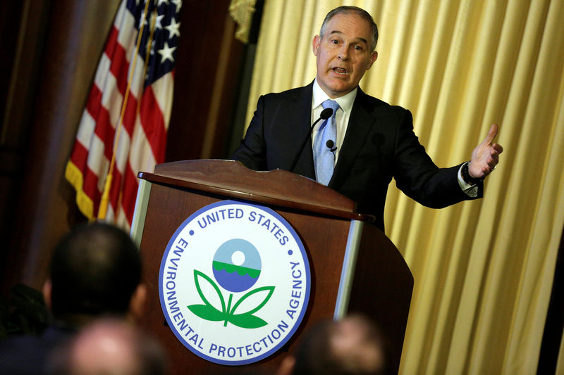 © Reuters. FILE PHOTO: Scott Pruitt, administrator of the Environmental Protection Agency (EPA), speaks to employees of the agency in Washington