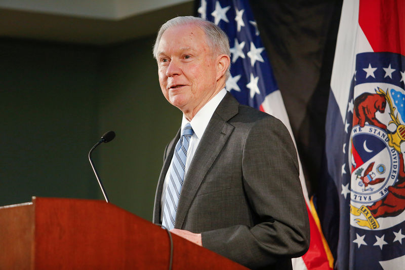 © Reuters. U.S. Attorney General Jeff Sessions speaks to law enforcement officers at the Thomas Eagleton U.S. Courthouse in St. Louis