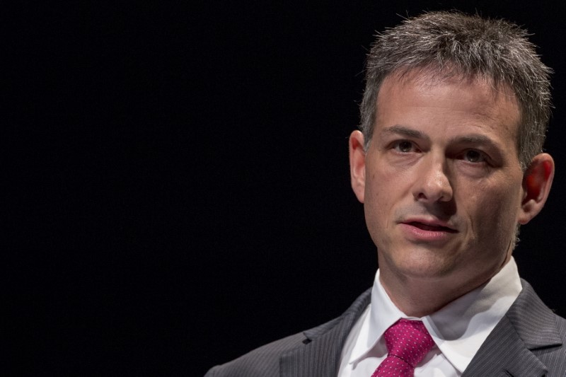 © Reuters. File photo: David Einhorn, founder and president of Greenlight Capital, speaks during the Sohn Investment Conference in New York