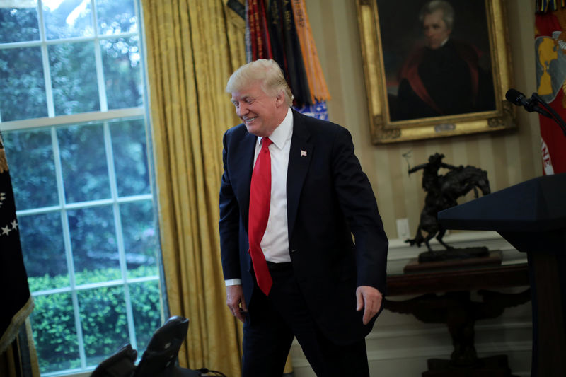 © Reuters. U.S. President Donald Trump reacts during a schedule signing ceremony of executive orders on trade at the Oval Office of the White House in Washington, U.S.