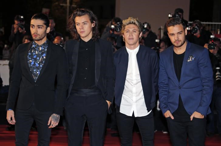 © Reuters. Harry Stiles (segundo a partir da esquerda) com outros integrantes da banda One Direction