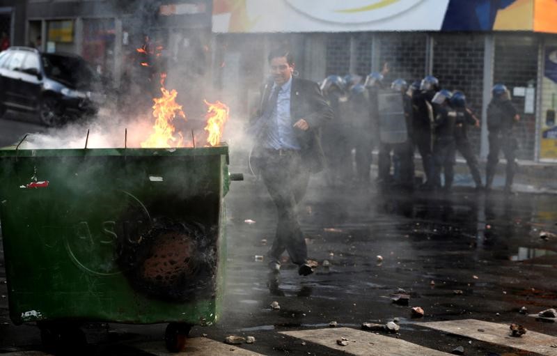 © Reuters. محتجون يضرمون النار في مبنى الكونجرس في باراجواي