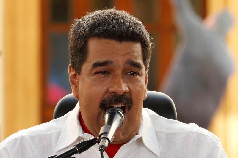© Reuters. رئيس فنزويلا يقول إنه سيحل الجدال بشأن قرار للمحكمة العليا خلال ساعات