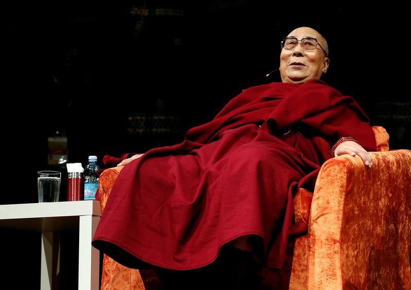 © Reuters. FILE PHOTO: Tibet's exiled spiritual leader the Dalai Lama is seen at the Arcimboldi theater before receiving honorary citizenship of the city of Milan, in Milan