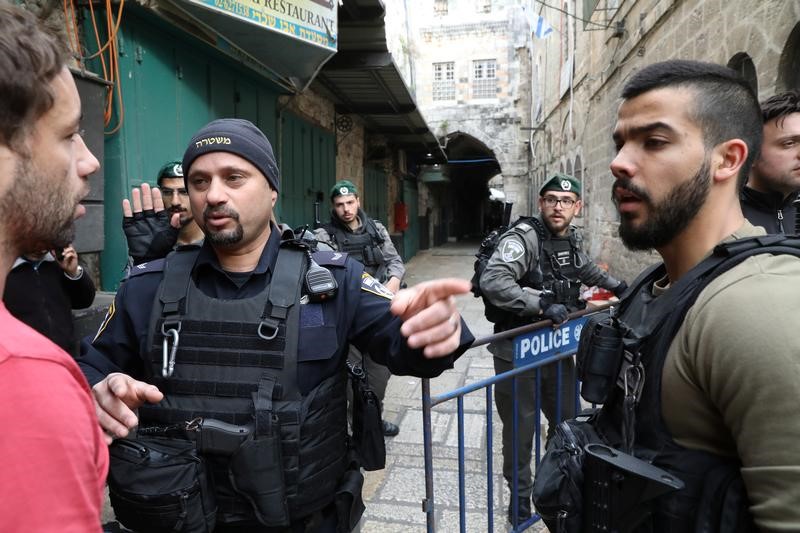 © Reuters. الشرطة الإسرائيلية تقتل فلسطينيا طعن ثلاثة في القدس