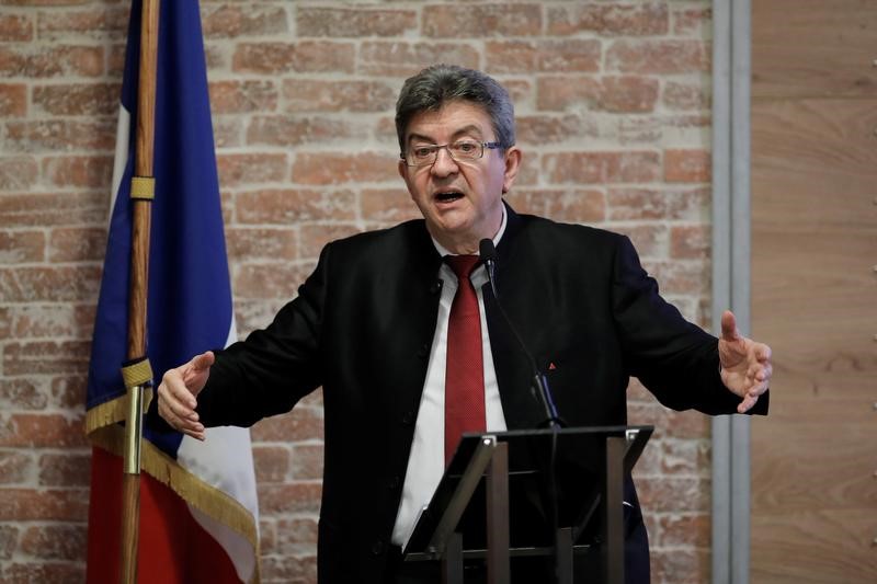 © Reuters. ميلينشون مرشح تيار اليسار المتطرف بفرنسا يستبعد أن يطلب من منافس اشتراكي تأييده