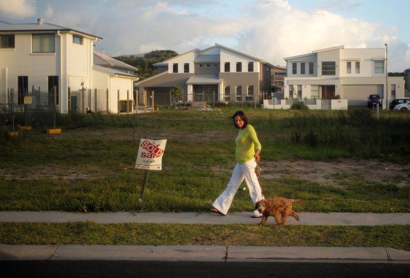© Reuters. FILE PHOTO: A resident in Sydney's new beachside suburb of Green Hills walks her dog