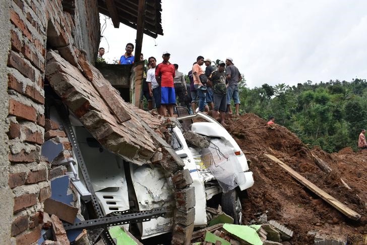 © Reuters. رجال الإنقاذ في إندونيسيا يخشون أن يكون نحو 30 شخصا دُفنوا في انهيار أرضي بجاوة