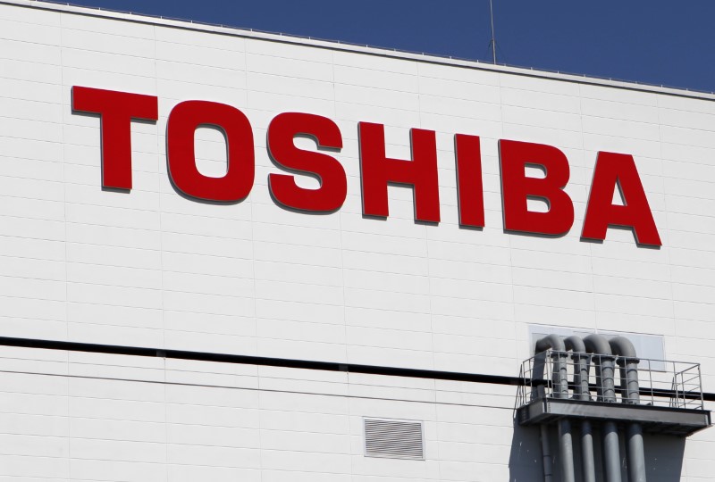 © Reuters. Apple, Amazon y Google se unen a la puja por la filial de chips de memoria de Toshiba