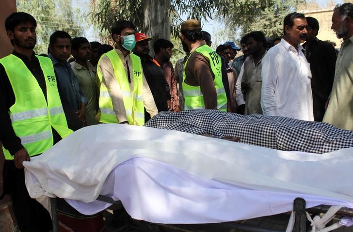 © Reuters. الشرطة: مقتل 20 بعد تعذيبهم في مزار صوفي بباكستان