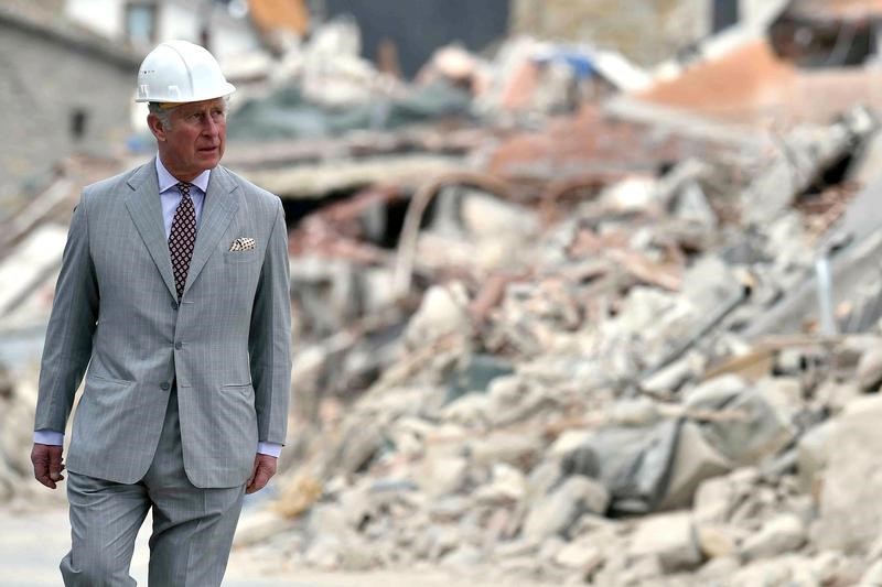© Reuters. الأمير تشارلز يزور بلدة تعرضت لزلزال في إيطاليا