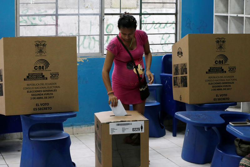 © Reuters. Ecuador define su futuro en una reñida segunda vuelta electoral