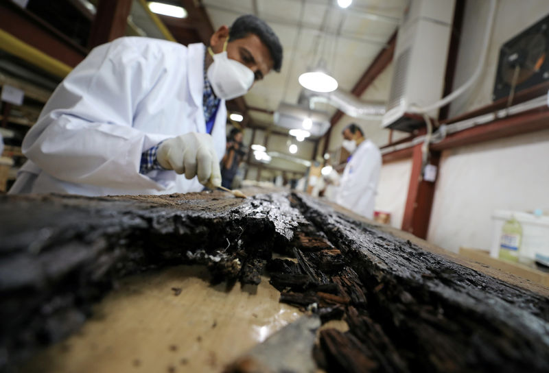 © Reuters. Egipto desentierra parte de un antiguo bote del faraón Keops