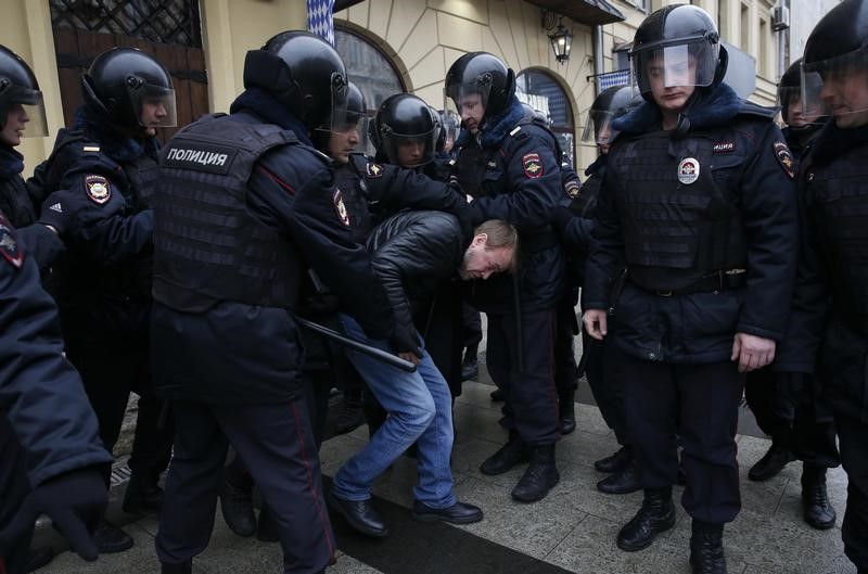 © Reuters. شرطة موسكو تعتقل نحو 30 محتجا على الفساد