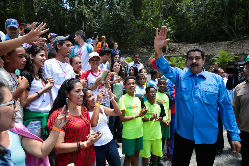 © Reuters. Venezuela's President Nicolas Maduro greets supporters during his weekly broadcast "Los Domingos con Maduro" (The Sundays with Maduro) in Caracas