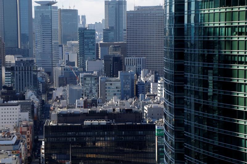 © Reuters. Office buildings are pictured at a business district in Tokyo