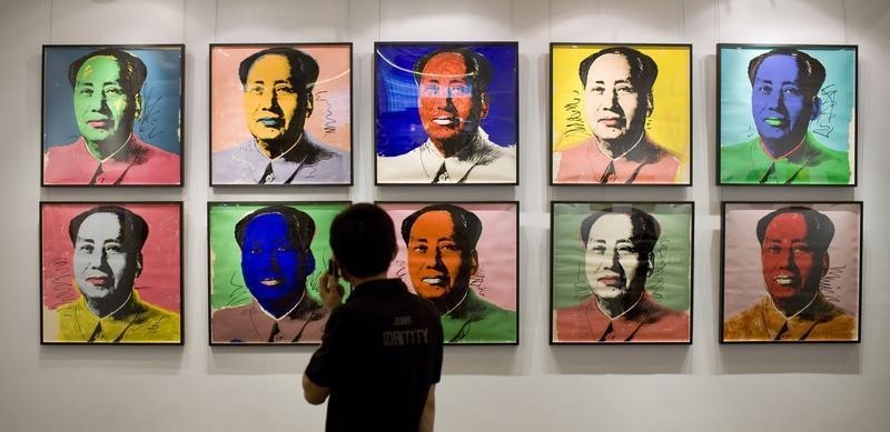 © Reuters. لوحة زيتية لوارهول تباع بمبلغ 12.6 مليون دولار في هونج كونج