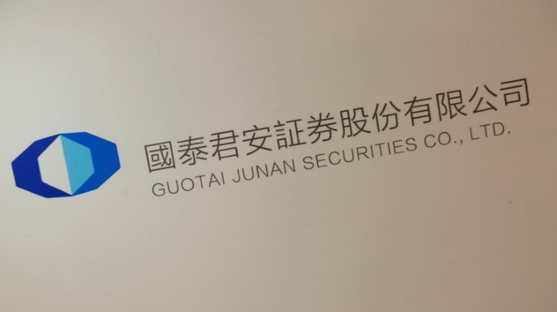 © Reuters. A logo of Guotai Junan Securities is displayed at a news conference in Hong Kong