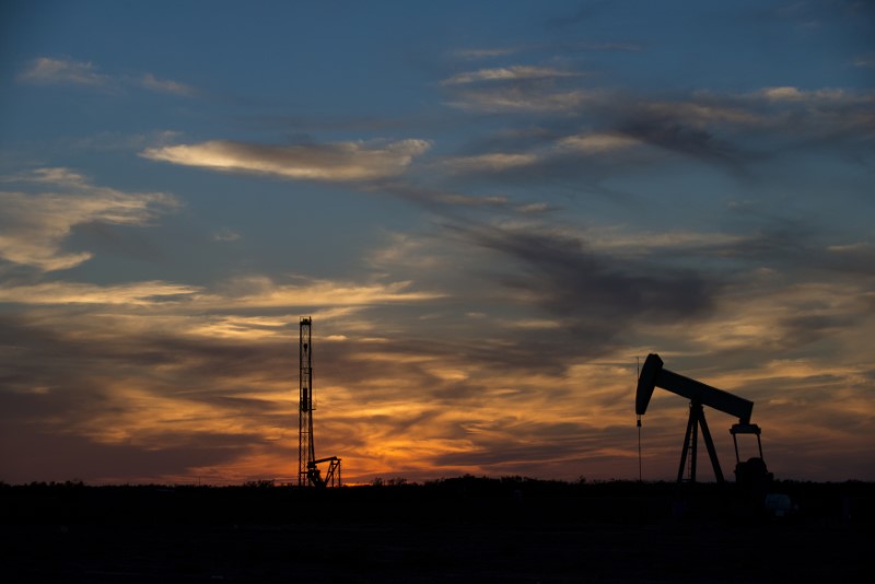 © Reuters. Rigging equipment is pictured in a field outside of Sweetwater Texas