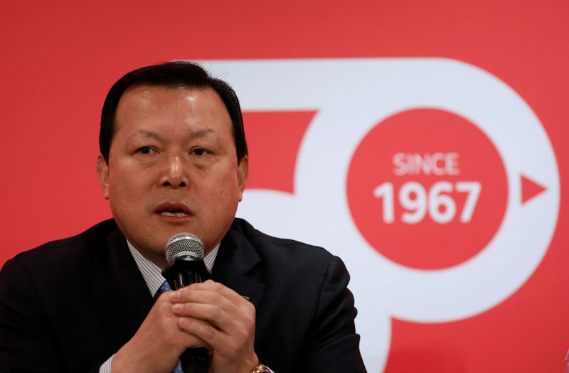 © Reuters. Hwang Kag-gyu, head of Lotte Corporate Innovation Office, speaks during a news conference in Seoul