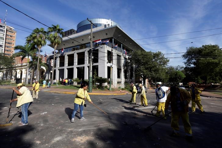 © Reuters. Paraguay vuelve a la calma tras los disturbios, Cartes llama al diálogo para bajar tensión