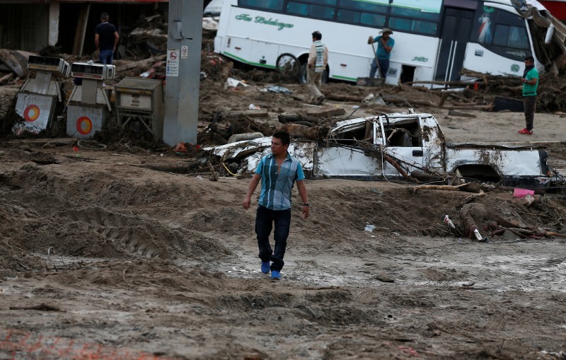 © Reuters. Los colombianos buscan a desaparecidos en las inundaciones, los muertos llegan a 254