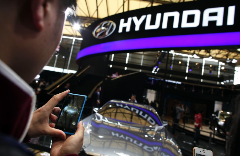 © Reuters. A man takes pictures of a Hyundai car during the 15th Shanghai International Automobile Industry Exhibition in Shanghai